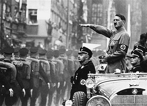 Adolf Hitler bei der Abnahme einer Parade
