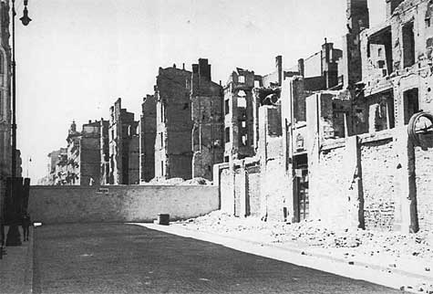 Zerstörte Häuser mit der Ghettomauer im Jahr 1940